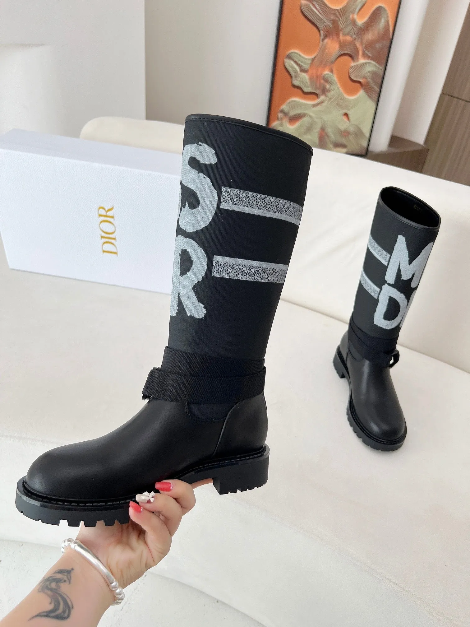 👟👟Ex-factory price 600💯💯2024 Dior new autumn and winter products🌹Fashion and trends coexist. Imported original fabrics are customized one to one. Female 35-41 Fabric: Imported cowhide Lining: Sheep lining Outsole: Original molded rubber outsole